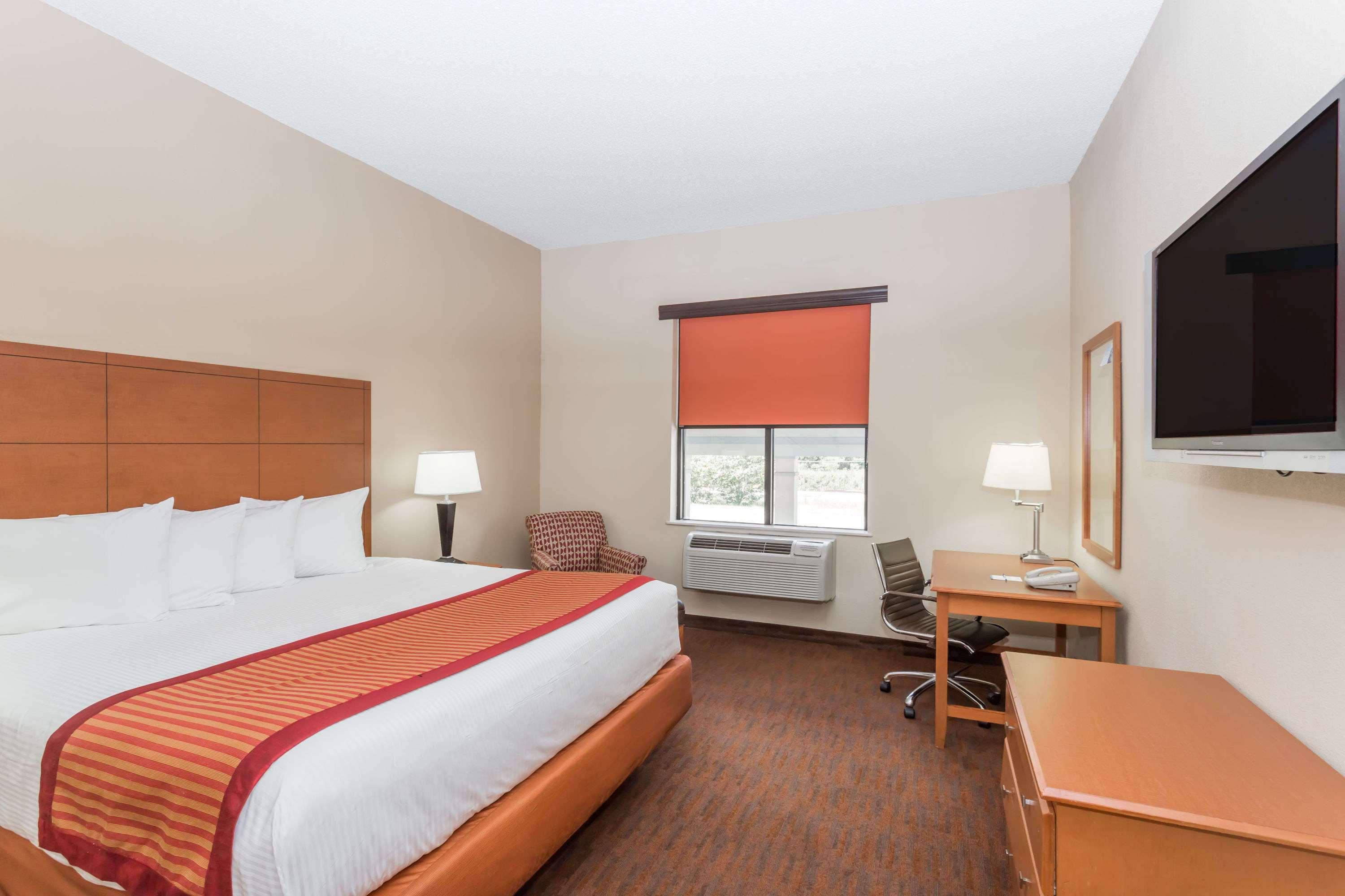 Baymont By Wyndham Savannah/garden City Hotel 3*